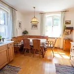 Landhauswohnung mit wildromantischem Garten