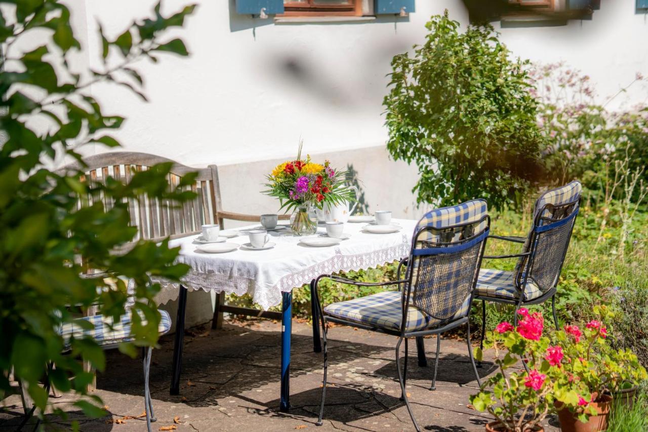 Landhauswohnung Mit Wildromantischem Garten *